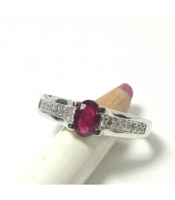 Elégante et moderne bague or blanc, rubis ovale et diamants